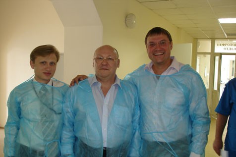 Перед операцией на 1-м конгрессе эндоурологов с проф. А. Мартовым (Москва, 2008)