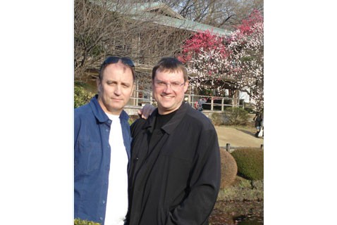 С проф. А. Поповым в императорском саду. Когда цветет сакура, остальные краски меркнут (Токио, 2007)