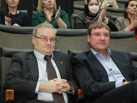 Профессор Федоров А.В. и профессор Пучков К.В. в зале конференции