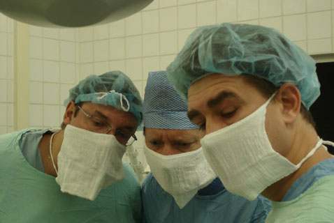 Мое мнение - одна из лучших хирургических бригад - проф. К. Пучков, Э. Галямов, К. Александров (Москва, 2007)