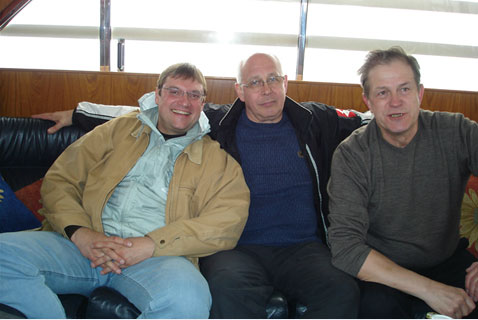 На яхте в Японском море с С. И. Емельяновым, И. А. Кубышкиным (Владивосток, 2005)