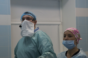 Лапароскопическая адреналэктомия, оперирует профессор К.В. Пучков, декабрь 2012 года ( г. Москва).