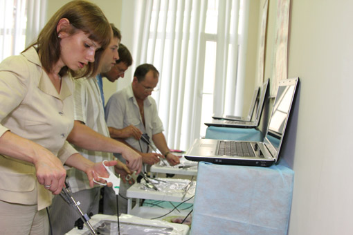 Профессор К.В. Пучко на тренажерах обучает навыкам зашивания матки по оригинальной методике (июнь 2010 года,  г. Москва) 