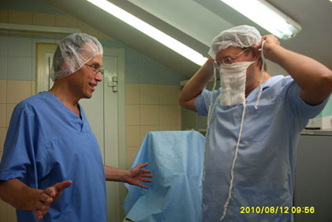 С моим другом, проф. А. Майером (Швейцария), обсуждаем предстоящую операцию (Москва, 2010)