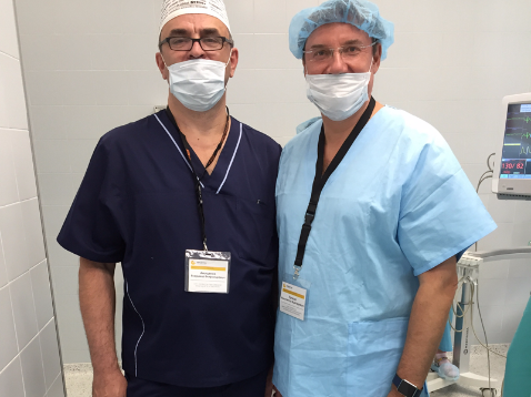 Проф. В. В. Анищенко и проф. К. В. Пучков после операций на Научно-практической конференции с международным участием «Современная концепция лечения пациентов с грыжей пищеводного отверстия диафрагмы». (г. Новосибирск, 2017г.)