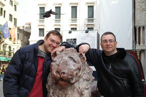 Втроем смотримся совсем неплохо. С лучшим другом А. Базиняном (Венеция, Италия, 2008)