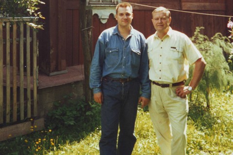 С отцом у дома прадеда (Сельниково, Московская область, 1993)