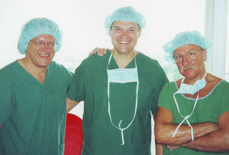Безупречная операция - потом всегда хорошее настроение. С учителями, проф. Г. Буесс и доктором О. Вайсом (Мюнхен, 1998)