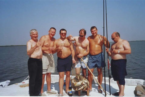 Два дня оперировали, потом целый день ловили... С друзьями - Р. Рамазанов, А. Шевела, Э. Алексеев, А. Попов, А. Мартов (Славинск-на-Кубани, 2000)