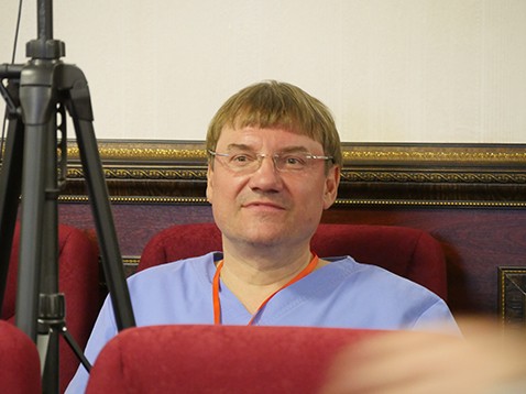 Сын читает лекцию - отец наслаждается (Дербент, 2018 г.)