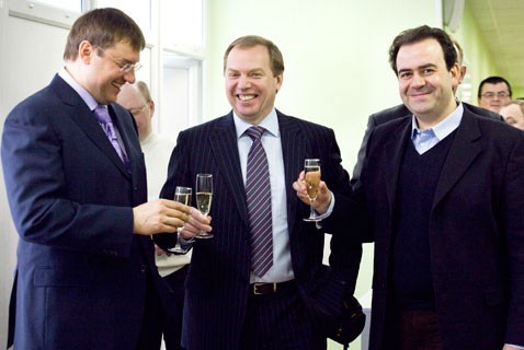 Глоток шампанского с друзьями. В конце большого трудного пути - К. Пучков, Д. Гуров, А. Форгионе