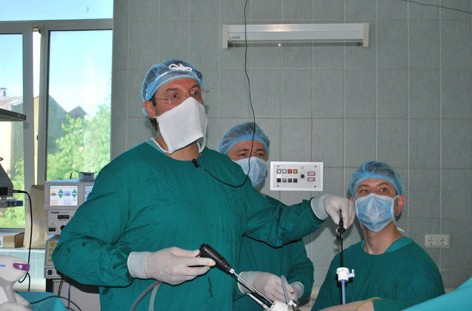 В одной операционной на двух столах: я выполняю лапароскопическую нефрэктомию... (Санкт-Петербург, 2010)