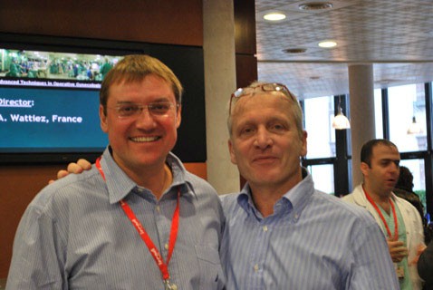 С проф. А. Ватьезом (Франция) - мы улыбаемся и соревнуемся, кто сделает операцию лучше? (Страсбург, 2009)