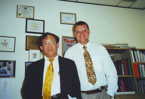 После 2-х месяцев совместных операций мы стали в чем-то похожи. С проф. Питером Го в его кабинете (Университетская клиника, Сингапур, 1998)
