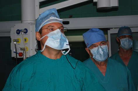 Весь мастер-класс В. А. Порханов был рядом, вникая в каждый шаг гинекологической операции. Я не ожидал такой широкой эрудиции от торакального хирурга и главного врача огромной краевой больницы (Краснодар, 2010)