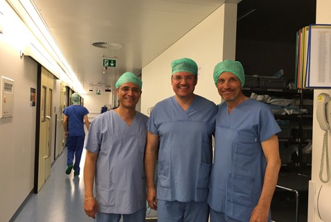 Проф. Феки, проф. Пучков и проф. Майор в операционной