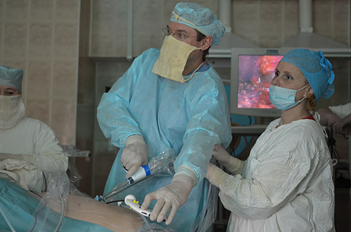 Лапароскопическая тотальная колпроктэктомия через один порт: SILS порт (профессор К.В. Пучков, 19 февраля 2011 года (г. Рязань). 