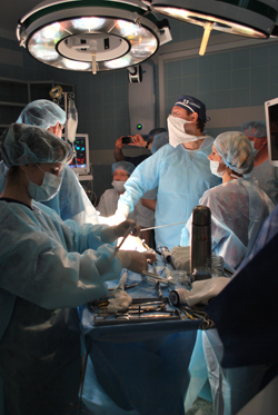 Симультанные лапароскопическая операция при заболеваниях органов брюшной полости и малого таза: через один порт: SILS порт (профессор К.В. Пучков, март 2012 года ( г. Москва).