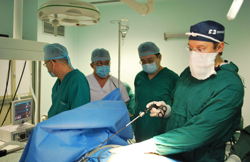 Лапароскопическая холецистэктомия по технологиям N.O.T.E.S. и S.I.L.S. оперирует профессор К.В. Пучков  (апрель 2010 года г. Астана, Республика Казахстан).