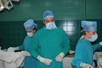 Лапароскопическая резекция сигмовидной кишки при раке по технологии S.I.L.S. оперирует профессор К.В. Пучков  (май 2011года г. Краснодар). 