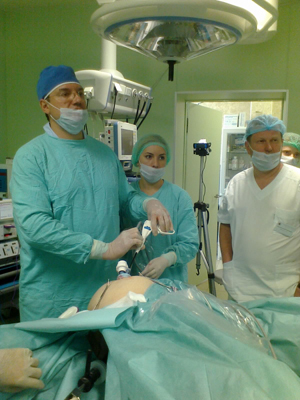 Лапароскопическая гистерэктомия через единый порт (S.I.L.S) (оперирует профессор К.В. Пучков, май 2012 г. г. Санкт- Петербург).