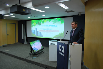 Профессор К.В. Пучков читает лекцию курсантам в лекционном зале обучающего центра компании Covidien в Шанхае (2013 г.)