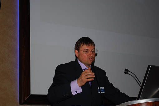 Лапароскопическая гинекология, профессор Константин Пучков выступает с программной лекцией в Учебном центре г. Эланкур, Франция, 2011 г