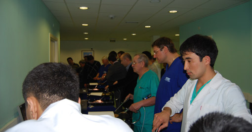Лапароскопическая холецистэктомия, профессор К.В.Пучков обучает курсантов (апрель 2010 года г. Астана, Республика Казахстан). 