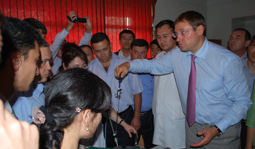 Лапароскопические операции на желудке, профессор К.В. Пучков проводит занятия по эндоскопическому ручному шву (сентябрь 2009 года в г. Ташкенте ( республика Узбекистан). 