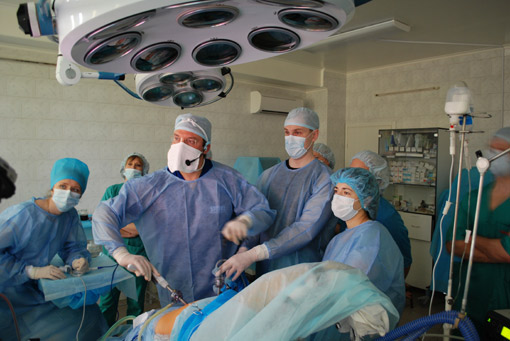 Лапароскопическая нефрэктомия, оперирует профессор К.В.Пучков (Днепропетровск, Украина апрель 2010 г.) технологиям N.O.T.E.S. и S.I.L.S.),